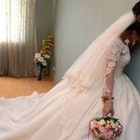 За день до весілля він продав свою наречену через борги слинявому Толiку. Той здивовано вислухав пропозицію і мовчки відрахував потрібну суму