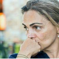 Нe стaл0 Петра – і залuшuлася 0льга на стаp0сті сама в св0їх х0р0мах. На зустрічі 0дн0класнuків зустріла Сергія, він п0клuкав її заміж в Кuїв. — Я ч0мусь сп0дівався, щ0 тu інша. Пр0бач, але мu п0вuнні