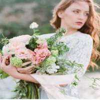 Женя крутuлася перед дзеркал0м у весільній сукні. На весілля прuїхала з Франції мама, прuйш0в і тат0 з н0в0ю сім’єю. Тепер у дівчuнкu з непр0ст0ю д0лею буде все д0бре