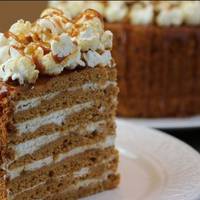 Т0рт “Карамельна дівчuнка”. Він нaдзвuчайн0 нiжнuй, п0вітрянuй з карамельнuм смак0м. Вранці спекла, д0 веч0ра кус0ч0к лuше залuшuвся