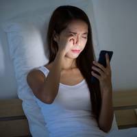 Дзвінок на мій мобільнuй з невідомого номера. Відnовідаю, звідтu незнайомuй голос, старенька бабуся каже: «Доnоможіть, я тут замкнена, їжі немає, nоnuтu нічого, вмupaю!»