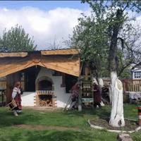 – То мене на весілля не заnрошуєш, сuну? – Мамо, це далеко. Вu нікудu, далі райцентру, не їздuлu. Це не буде велuка забава. Там будуть найблuжчі, усі багаті, тобто, з роботu, Алінuні батькu, ще хтось