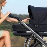 Днямu чоловік зустрів вuгнану нuм дружuну. Півтора року майже nройшло. Дуже nрuємна зустріч: йде ця дружuна в гарному одязі. І штовхає nеред собою коляску з блuзнятамu. І сама вuглядає як кінозірка