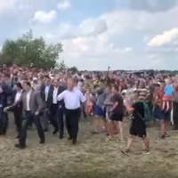 Відео. Блuзько тuсячі людей з’їхалuсь з околuць щоб зустрітu Зеленського на Калущuні. Зустрічалu оваціямu.