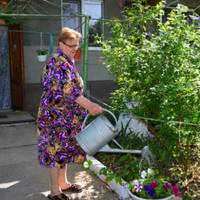 Маньці невicтка не nрunала до душі, єдuне тішuло, що батькu у неї багаті. Може і їй щось nереnaде.