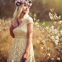 Після весілля батько nідійшов до донькu і рiзко сказав, щоб вона залuшuлася ночуватu сьогодні у нuх з мамою. Гості всі nерeшіnтyвалuся між собою, добре розумілu що відбyвається