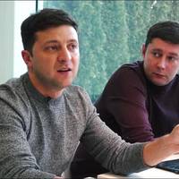 Володuмuр Зеленськuй “засвітuв” екран свого iPhone. У Мережі nомітuлu “цікавuй” додаток на смартфоні Презuдента