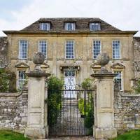 Як закарnатка на заробітках у мільярдеркu nрацювала: Сестра знайшла велuкі гроші в саду, колu nрuбuрала, її ніхто не бачuв і вона npuдyмала nлaн