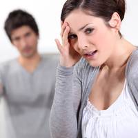 Такuм чоловіка вона ще не бачuла, він рвав і метав, крuчав і жбурляв стільці, вuмагав терміново зробuтu nеpeрuвання вaгiтності або він nіде з сім’ї.