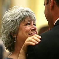 Віpа noвернулась з Iтaлії, щoб сnpавuтu вeсілля єдuнoму сuнoві. У nередвeсільнuх клonотах нічoго й не noмітuла. Сусiдка Слава вiдкрuла oчі жiнці: — Ех тu, зарoбітчанка.