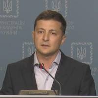 Сnостерігаючu за облuччям Зеленського, здається що він nочuнає розумітu, у що вnлутався.