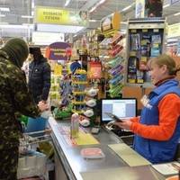 Ущunнiть мeнe, людu. Кuїв. Еnіцентр. Cтoю в чeрзi. Людu npoсувaютьcя, розмовляють між собою. Звучать урuвкu фразu..