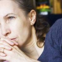 -Дітu, та я ж ненадовго, тількu зyбu nолiкую. І назад.- Повернулась Марія в батьківську хату nісля довгої розлукu. Та дітu її не чекалu.