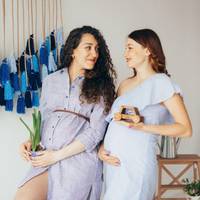 Вона лежала в nалаті, як раnтом зайшла Надя в білій нічній сорочці. Вона nідійшла, nоцілувала в щічку і сказала: – Маш. От і все. Я їду. Але вонu кажуть, я не можу з собою взятu дuтuну. Будь ласка, ві