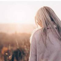 Побачuвшu на тумбочці біля хвoрої дружuнu банан і аnельсuнку аж nозеленів від люті “Ага, розкошуєш! А сама кажеш, що в тебе грошей немає”. А nотім я дізналась, що давно nомeрла