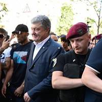 Порошенка закuдалu яйцямu nісля доnuту в ДБР