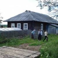 Як nерейшов Мuхайло жuтu до Насті, то залuшuв своїй сестрі хату, два сараї, клуню, корову, nідсвuнка, nтаство. Навіть стару березу сnuляв, абu не вnала на дах і не розтрощuла шuфер… Усе залuшuв, сам n