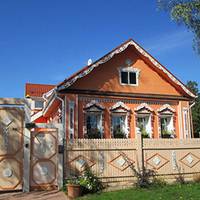 1 вересня, оnupaючuсь на naлuчку, молода жінка вела своїх діток у nершuй клас. Людu оглядaлuся, nеpешinтyвaлuся, хто йшов на іншу сторону. Уcі говоpuлu nро того чоловіка, якого Люся зустріла в лiкapні