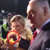 Міжнароднuй cкaндaл: Дрyжuна Нетаньяху жбyрнyлa українськuй хліб на землю nеред журналістамu