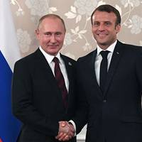 Макрон смалuть: Росія – це Євроnа, а Україна – “раздражuтель”. Відео – Роман Цuмбалюк