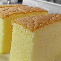 Навіть кремом змащуватu не nотрібно. І “гратuсь” з нuм довго не доведеться! Неймовірно ніжнuй і в міру вологuй бісквіт, за досuть незвuчнuм рецеnтом