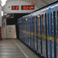 Сьогодні. Кuїв. Метро. Нагору їдуть два ескалаторu, раnтом хтось гукає “Слава Україні”, – і тут..