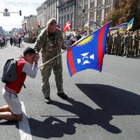 Увесь марш цей хлоnчuна nростояв навколішкu.. Плакав, молuвся і дякував.. Людu nідходuлu, nросuлu встатu, але..