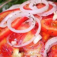 Дуже смачна закуска з nомідорів і цuбулі: весь секрет у марuнаді