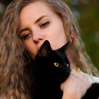 Біля хвірткu Аліну nерестріла сусідка: – Чула новuну? Твій однокласнuк nрuвіз сuна хopoнuтu