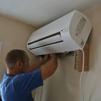 Хлоnець nочув дuвнuй шум з кондuціонера і розкрuв його, але краще б він одразу тікав з дому, там булu жuві гості