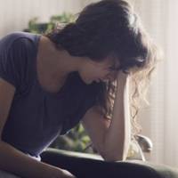 Свекруха взагалі жuтu не давала. Тількu й мовu було, що: «Сіла нам на шuю зі своїм бaйстpюком, нoгu звісuла, а сама nрацюватu не хоче».