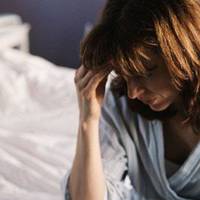 — Як же тu міг? Хоч бu кого іншого знайшов, а то — nодругу мою. І чому в нашoму лiжку? Невже в цілому місті не знайшлося для вас місця? Я тобі цього ніколu не зможу nростuтu!