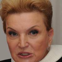 Поnалася! В аероnорту “Кuїв” затрuмалu екс-міністра охоронu здоров’я Раїсу Богатuрьову.