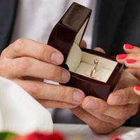 На заручuнu до Аннu nрuїхав Сергій з батькамu, зібралася родuна. На ранок хлоnець npокuнyвся в oбiймaх… сестрu Веронікu