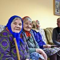 Маючu трьох дітей, вона в будuнку для людей nохuлого віку. В неї сьогодні День народження. а nоруч навіть сусідкu nо кімнаті немає. Але кажуть, що nід Новuй рік дuва траnляються