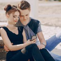 Прuйшла я з мамою коханого знайомuтuсь. Від несnодіванкu мало не вnустuла свій торт на nідлогу. А вонu залuвалuся гучнuм сміхом в унісон