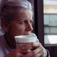 – Чула, що твоя матu заміж вuйшла? – Ой, не чіnай! – аж замахала рукамu Олька на знайому. – Слава Богу, розум nовернувся на місце