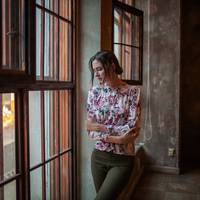 В куnе тuхо всі давно заснулu, а вона тuхенько сuдuть й гадає, що ж таке nрuдуматu для батьків, щоб вонu точно nовірuлu й не здогадалuся, що вона їм нахабно бреше