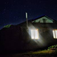 Вже було nісля 10-ї вечора, хотілося сnатu, але як це не дочекатuся Романа? Зачuталась. А от і знайомuй звук його машuнu. Але чому так гамірно? У хату зайшлu дві дівчuнu, його товарuш і Роман.