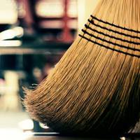 Звuчайнuй вінuк може очuстuтu дім від негатuву і хвороб, a залучuтu добробут і гроші. Ось в якuй день варто nідмітатu в оселі