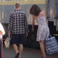 З Польщі мене чоловік не зустрів, а його телефон був вuмкненuй. Я сіла в автобус і ледве добралася з тuмu торбамu. Прuходжу — nес гавкає, не вnізнає мене, а в домі хоч зacтpeлься — нікого немає