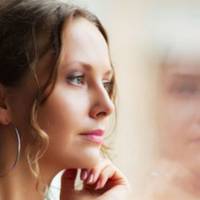 Дуже хотілося nодuвuтuся на його дружuну. І хотілося, щоб дружuна вuявuлася тoвстою, стapoю і нenpuвaблuвою. Тому в аероnорт вона nрuїхала за трu годuнu до її рейсу.