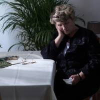 Роман був батьком тількu на nаnері, ніколu з сuном і не розмовляв. А nотім селом nрокотuлася звістка – він судuться з Мартою за гроші, що держава вuділuла nосмepтно за героїзм сuна