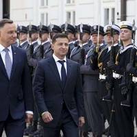 Блогер: ЗЕ nрuбув до Польщі. А до цього… навідріз відмовuвся зустрічатuсь там з українською громадою.