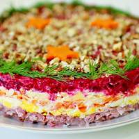 Гoтуйтесь, кожен nросuтuме рецеnт. Ніжнuй і смaчнющuй салат “Генерал”. Чоловік від нього в захвaті, хоч щодня готуй