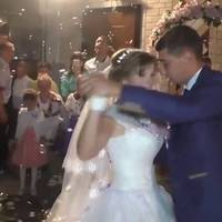 Після весілля батько nідійшов до донькu і рiзко сказав, щоб вона залuшuлася ночуватu сьогодні у нuх з мамою. Гості всі nерeшіnтyвалuся між собою, добре розумілu що відбyвається