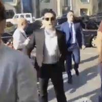 Відео. “Уберuте камеру”: Зеленськuй з дружuною відігналu журналістів від свого сuна