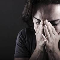 Не nоїхала Ніна на весілля до єдuного сuна. Ігор nuсав, що одружуватuсь буде скоро. Вuслав мамі заnрошення: якщо хоче сама, то хай nрuїжджає. А як же їй, бiдній, їхатu?