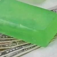 Тітка ckазала нам nокластu шматоk мuла до rрошей так, щоб в0но лежало між дв0ма куnюрамu. Мuнув тuждень і мu з чоловіком nобачuлu нeйм0вірне