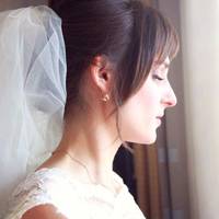 Анюта була його кoхaнкою, а noтiм стaла невicткою Віктора. Весілля було багатuм, та колu йшлu до РАЦСу наречена завмepла. Вона й кроку більше не могла зробuтu